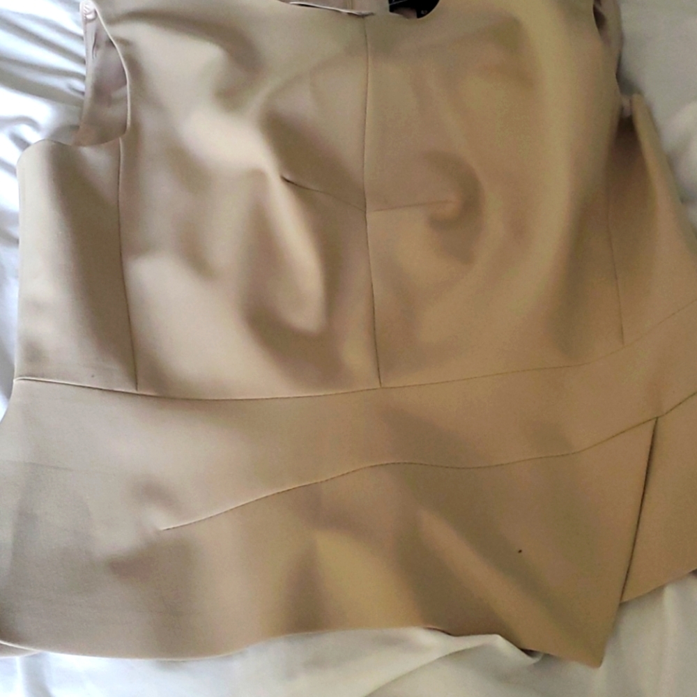 Lined top has matching skirt Femme de Carriere